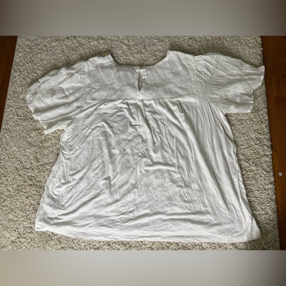 Size Large Embroidered White Floral Women's Top NWT - Picture 2 of 7
